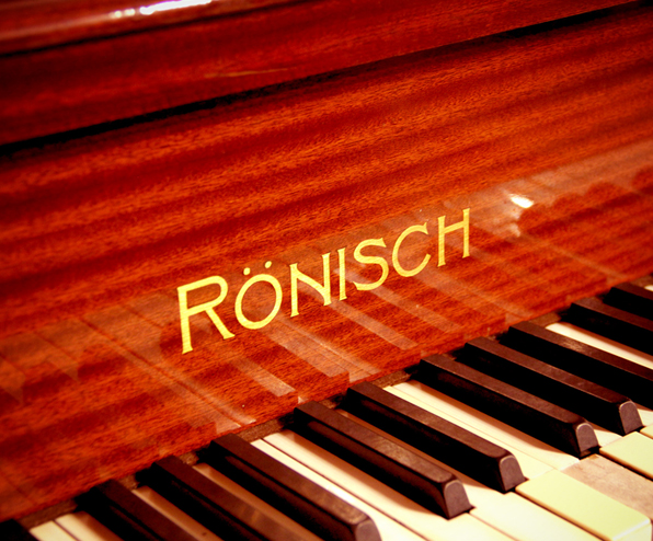 piano_ronish_detalle_marca